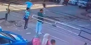 وزير النقل يكرم عامل مزلقان السادات ببني سويف بعد إنقاذه شابا من الموت أسفل عجلات قطار