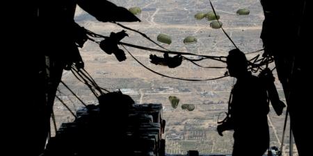 الأردن يواصل إرسال المساعدات إلى غزة عبر إنزالات جوية جديدة