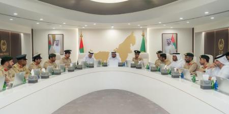 اللواء حارب الشامسي يناقش سبل تطوير مراكز الشرطة في دبي