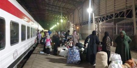 الرحلة السادسة.. قطار السودانيين يصل محطة السد العالي بأسوان