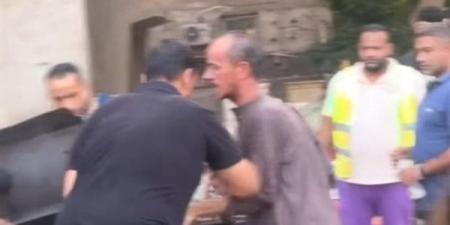 بعد نشر القاهرة 24| رئيس حي الدقي يرغم بائع البطاطا على توقيع مذكرة مقابل إعادة عربته.. ويجبر مراقب الإشغالات على الاعتذار