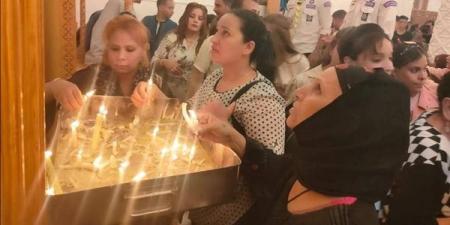بالشموع والنذور.. أقباط إسنا يحتفلون بعيد السيدة العذراء مريم