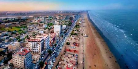 ”شرطة عدن تُفاجئ الجميع بضبط مُثير: قات، كحول، وفتيات في الساحل... ما القصة؟”