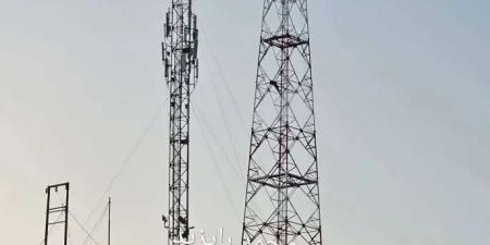 انهيار برج اتصالات حيوي في المكلا يُغرق المدن المجاورة في ”ظلام رقمي”