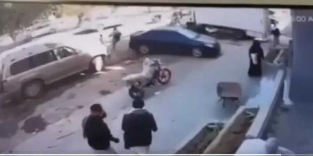 كاد يفقد طفله أمام عينيه.. شاهد بالفيديو ماذا فعل أب يمني في اللحظة الحاسمة؟