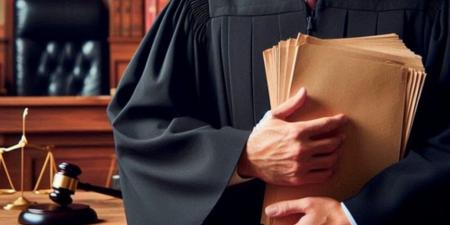 بالفيديو .. محامٍ يخلع روب المحاماة ويتقمص شخصية عقيد في الامن العام والنتيجة توقيف فوري