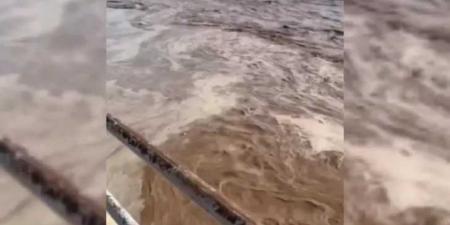 سيول الأمطار تُغرق شوارع عدن وتقطع الطرق والخدمات بعد وصولها من لحج بكميات غير مسبوقة (شاهد)