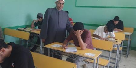 طلاب الثانوية الأزهرية بجنوب سيناء يؤدون امتحان الدور الثاني في الفيزياء والتفسير والتاريخ