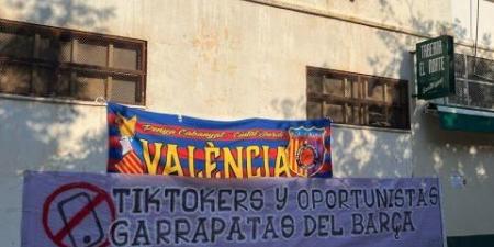 جماهير برشلونة في فالنسيا تهاجم “التيك توكرز والانتهازيين”