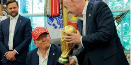 ترامب يمازح رئيس "فيفا" بشأن مجسم كأس العالم