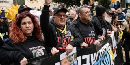 متظاهرون إسرائيليون يغلقون شارعًا رئيسيًا للمطالبة بوقف الحرب وإعادة المحتجزين