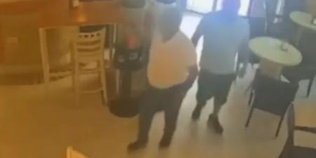 رجل يشعل النار في مقهى لأن سندويشته بلا "مايونيز"