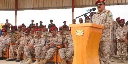 وزير الدفاع يزور محور الغيضة بمحافظة المهرة ويؤكد على تعزيز اليقظة ورفع الجاهزية
