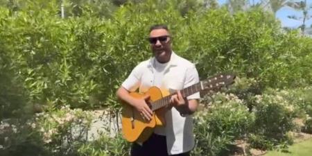 تامر حسني يدعم علي رؤوف صاحب تريند "بشحت بالجيتار": كنت زيك ولفيت العالم