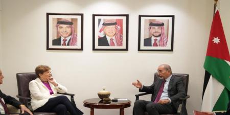الصفدي يبحث مع السيناتور الأميركي جين شاهين التطورات بالمنطقة
