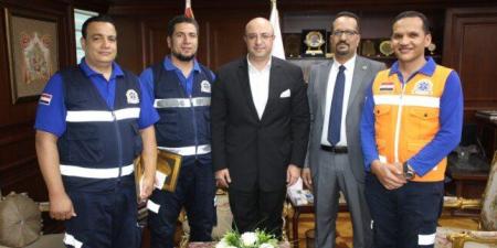 محافظ بني سويف يُكرم مسعفًا وسائقًا أعادا 1.5مليون جنيه لمصابة في حادث