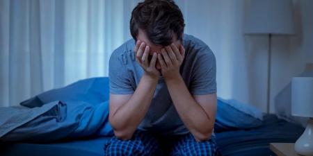 حتى مخدّر العمليات الجراحية لم يُنوّمه.. شاب لم ينم لعامين يُحيّر المستشفيات والأطباء