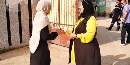 توزيع المياه والشوكولاته على طلاب الثانوية العامة بالفيوم قبل دخول لجان امتحانات الدور الثاني