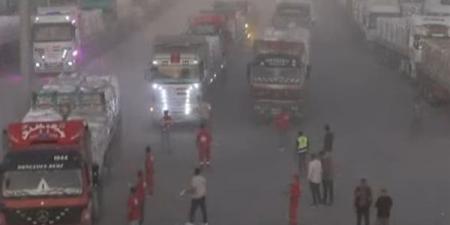 اصطفاف شاحنات القافلة الحادية والعشرون تمهيدًا لدخولها من مصر إلى قطاع غزة عبر معبر كرم أبو سالم