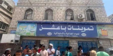 في خطوة استباقية لحماية الجيب والصحة.. نيابة الصناعة والتجارة تُعيد ضبط إيقاع السوق في المكلا