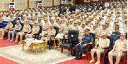 المتحدث العسكرى : القائد العام للقوات المسلحة وزير الدفاع والإنتاج الحربى يلتقى بعدد من مقاتلى المنطقة الغربية العسكرية