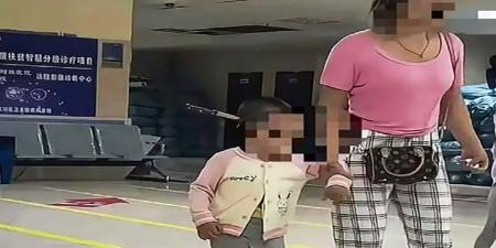 فيديو «الأم الهادئة» يصدم الملايين.. تسير بجانب ابنتها التي اخترق السكين جمجمتها وكأن شيئاً لم يحدث