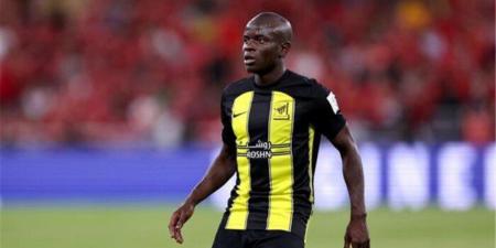 شبكة فرنسية: «كانتي» يتلقى عروضا للعودة إلى الدوري الفرنسي