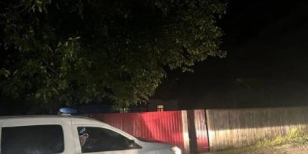 طفل في السابعة يلهو ببندقية والده فيتسبب بمأساة.. قتل ابنة الجيران بالخطأ