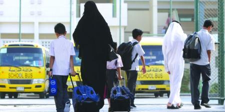 مــرافقة أهـــالٍ أطفالهم في اليوم الأول تتسبب بازدحامات مرورية