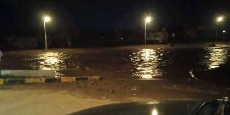 ” عدن.. انتشال جثة مفقود من مخيم النازحين بعد جرف السيل له!”