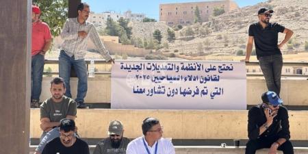 بالصور .. أدلاء السياحة ينظمون وقفة احتجاجية في ساحة مركز زوار البترا