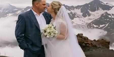 حفل زفاف روسي على أعلى قمة في أوروبا يشعل السوشيال ميديا