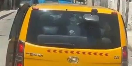 بالفيديو .. طلاب معرضون للخطر في صويلح .. باص مدرسة يسير والباب مفتوح