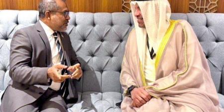 وزير الخارجية الكويتي يلتقي وزير خارجية موريشيوس على هامش الاجتماع الاستثنائي لمنظمة التعاون الإسلامي