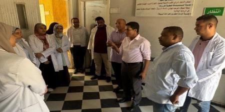 وكيل صحة الأقصر يتفقد قافلة طبية شاملة بمركز شباب النجوع بإسنا