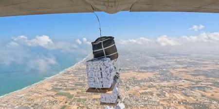 الإمارات تُنفذ الإنزال الجوي الـ81 للمساعدات الإنسانية ضمن عملية "طيور الخير" لدعم غزة