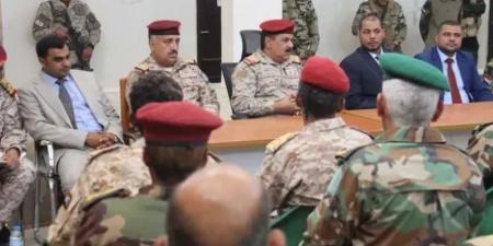 وزير الدفاع يزور قوات الجيش في محافظة سقطرى