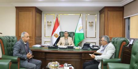 محافظ الجيزة يلتقي مساعد وزير الصحة لدعم وتطوير المنشآت الطبية
