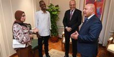 كامل الوزير يكرم «بطل المزلقان» و يقول لأبنته :والدك قدوة في التفاني والإخلاص