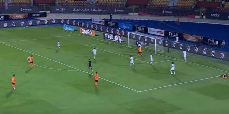 منتصف المباراة: العارضة تحرم فاركو من تسجيل فاركو للهدف الأول في مرمى الزمالك واستمرار التعادل السلبي