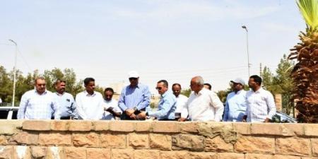 محافظ أسوان: استغلال أرض المعارض لإقامة كرفانات ومحلات وفق الهوية البصرية