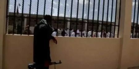 والدة مختطف تهدد بإحراق نفسها أمام قبر والد زعيم المليشيات الحوثية (فيديو)