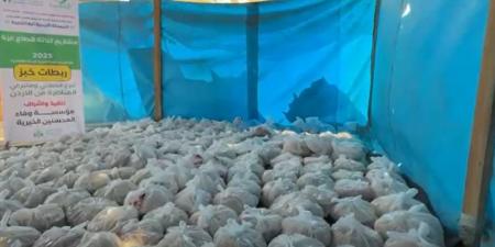 الهيئة الخيرية الهاشمية ولجنة المناصرة توزّعان وجبات ساخنة في قطاع غزة