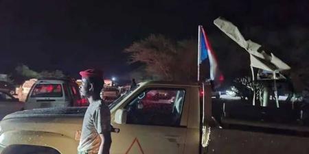 ”السيول تُغلق طريق العند.. واللواء الثاني ينقذ المواطنين في مشهد بطولي!”