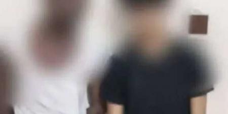 ”مداهمة مفاجئة في قلب الغيضة.. ضبط متهمَين بحوزتهما حشيش ومبالغ نقدية بأحد الفنادق!”