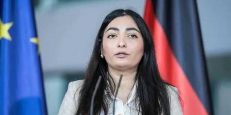 لحظة هروب وزيرة أوروبية إلى الملاجئ أثناء اعتراض صاروخ حوثي فوق القدس (فيديو)