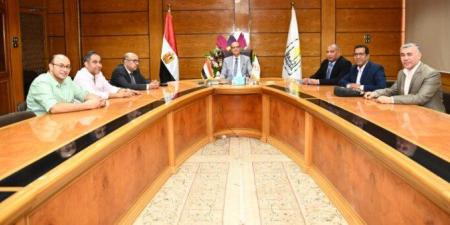 رئيس جامعة أسيوط يبحث سبل التعاون مع مديرية الصحة