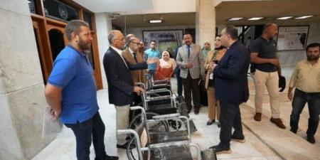 تسليم 50 كرسيًا متحركًا معاد تأهيلها ضمن مبادرة «صيانة الأجهزة الطبية» بأسيوط