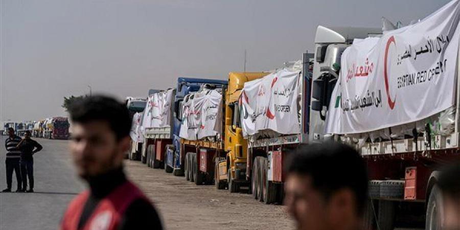 إدخال 129 شاحنة مساعدات إنسانية إلى الفلسطنيين بقطاع غزة