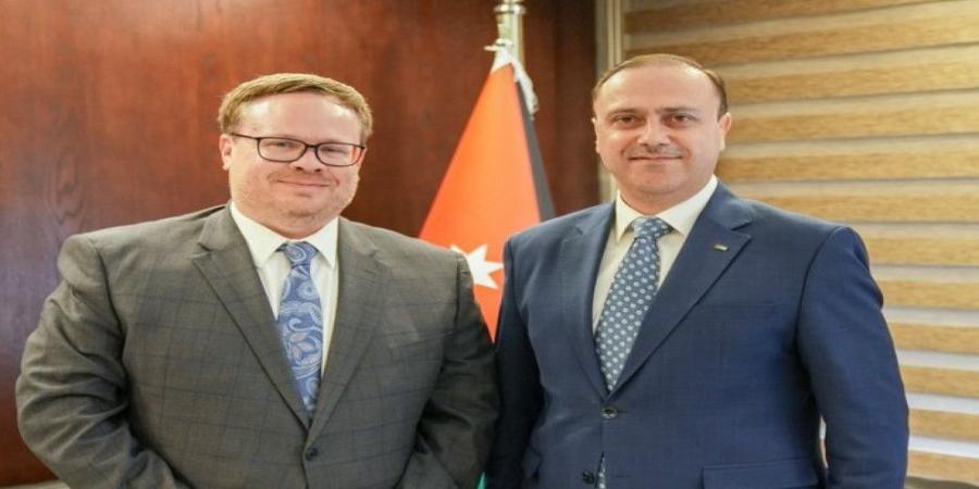المومني يؤكد أهمية ضمان إيصال المساعدات الإنسانية إلى غزة بشكل آمن وفوري